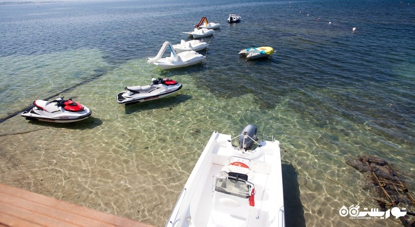 قایق سواری و جت اسکی در ساحل